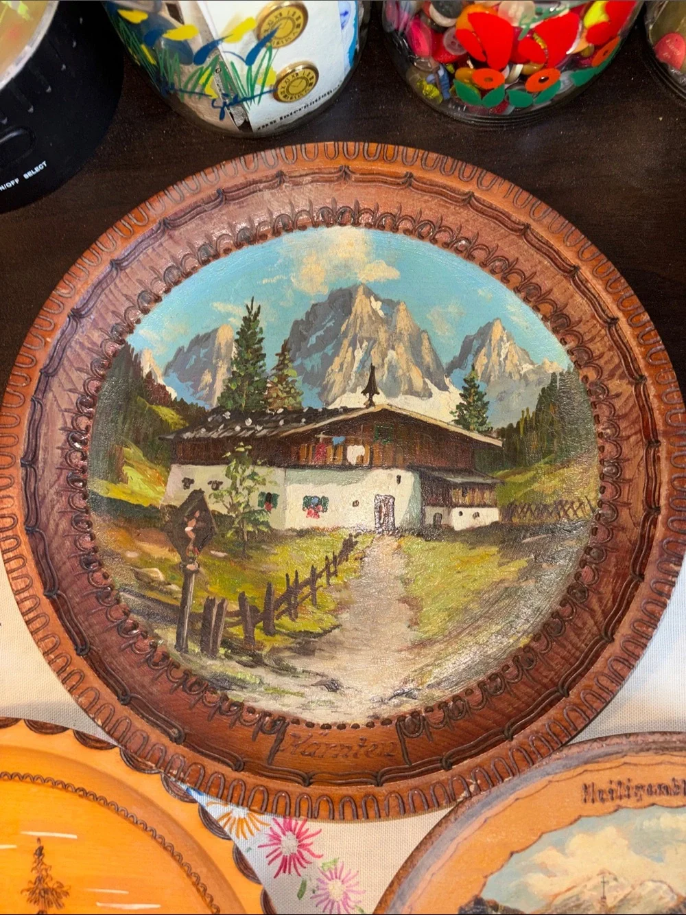 EUC VINTAGE Set of three hand-painted wooden souvenir wall plates featuring Al